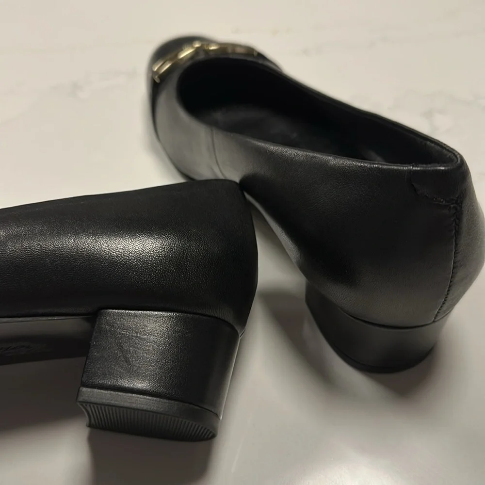NWOT-  Trotter Dakota Elegant Black Pump Shoes With Silver Color Accent.